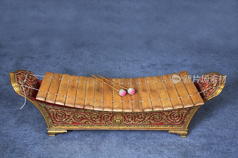 灰色地毯上的泰国木琴(ra - ad- toom)